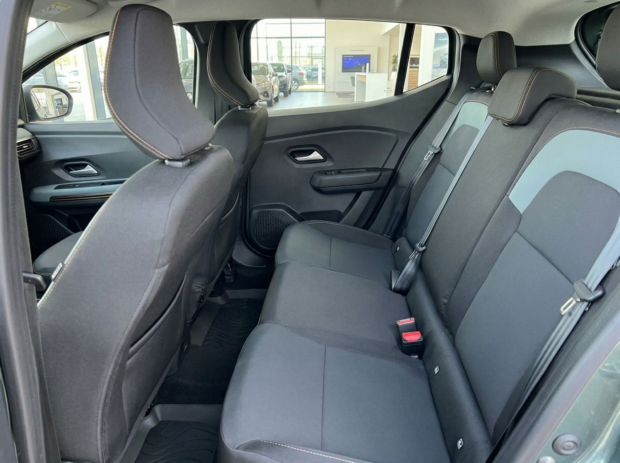 Rücksitzbank Fahrzeug-Innenraum mit grauen Sitzen und Sicherheitsgurten