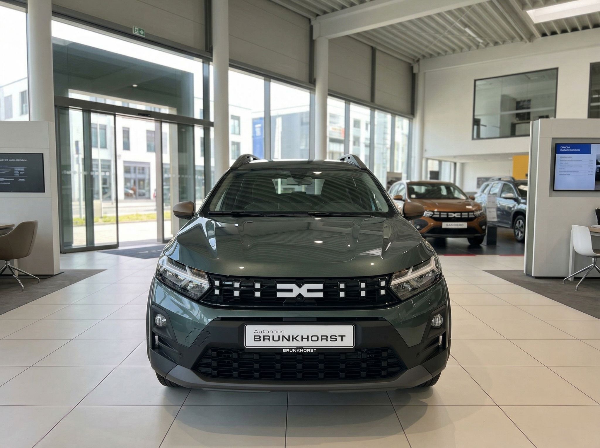 Dacia Sandero grün metallic Frontansicht im Autohaus - Vorderseite des Kompaktwagens