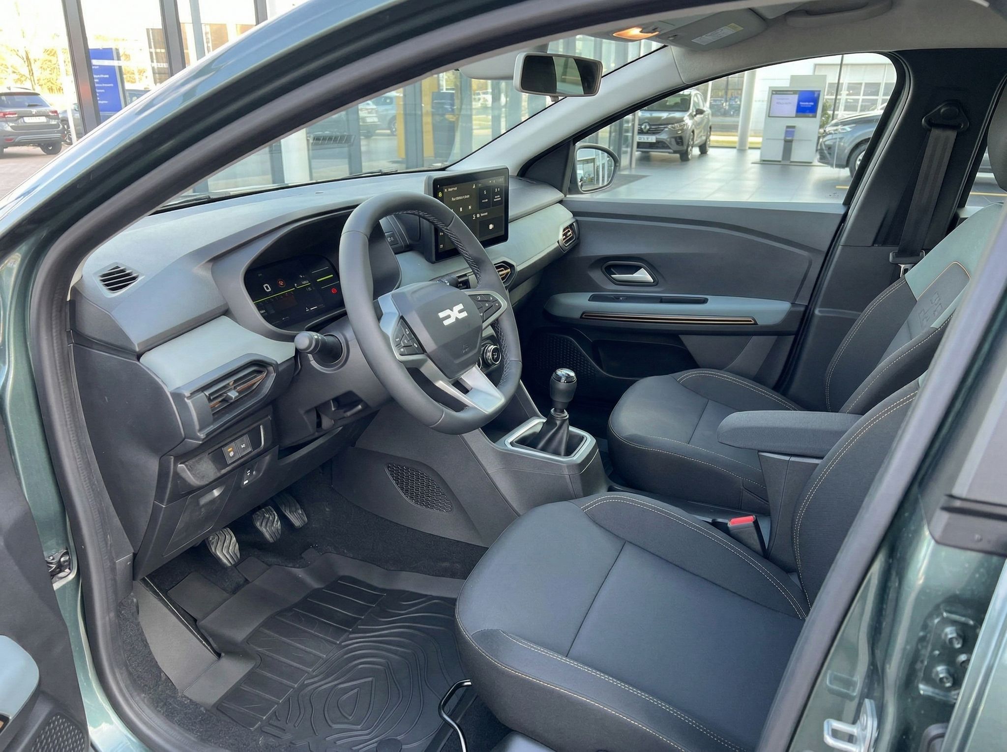 Dacia Sandero Innenraum grau schwarz - Cockpit und Fahrersitz des Kompaktwagens