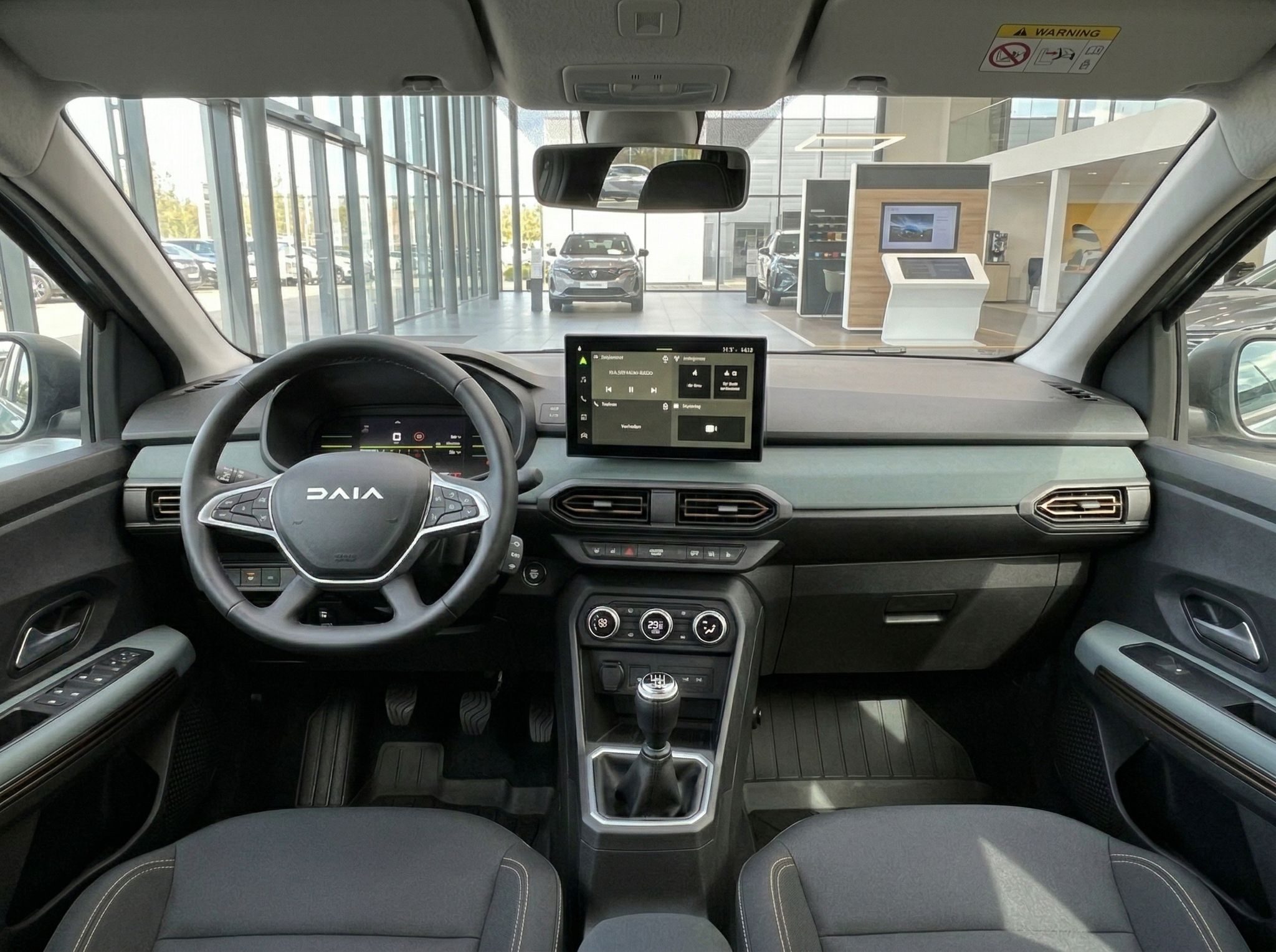 Dacia Innenraum Cockpit mit Lenkrad, Touchscreen und grauem Interieur