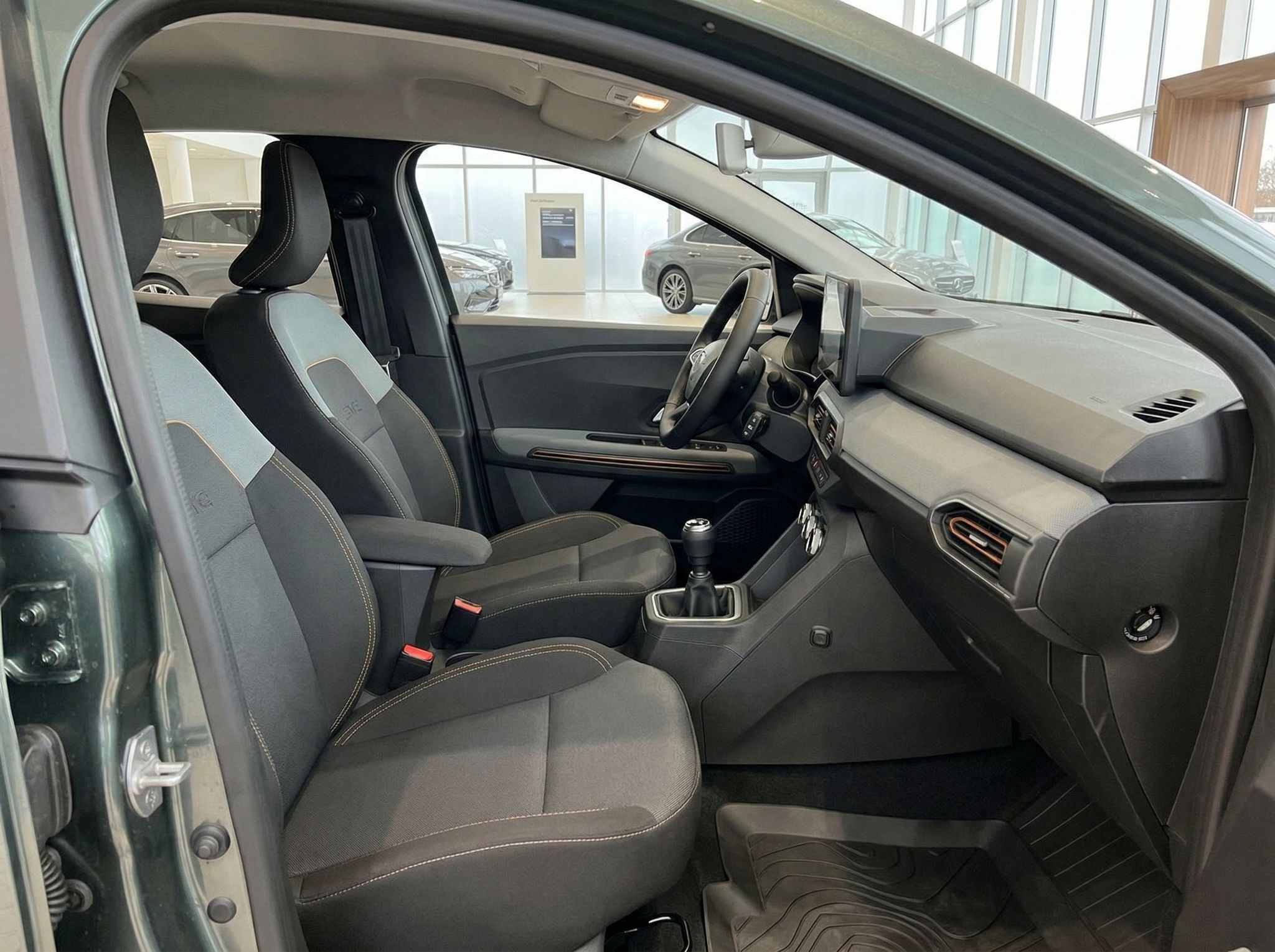 Fahrzeug-Innenraum Beifahrersicht mit Sitzen und Armaturenbrett