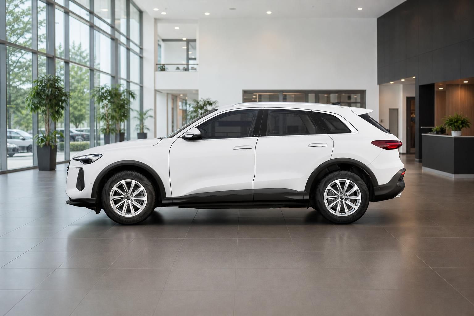 Audi Q5 weiß Seitenansicht im Autohaus Showroom