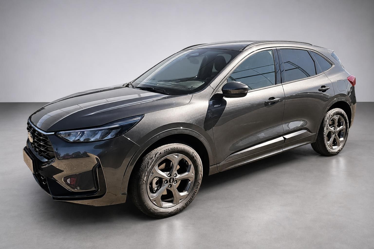 Ford Kuga in Braun-Metallic, Seitenansicht im Fotostudio