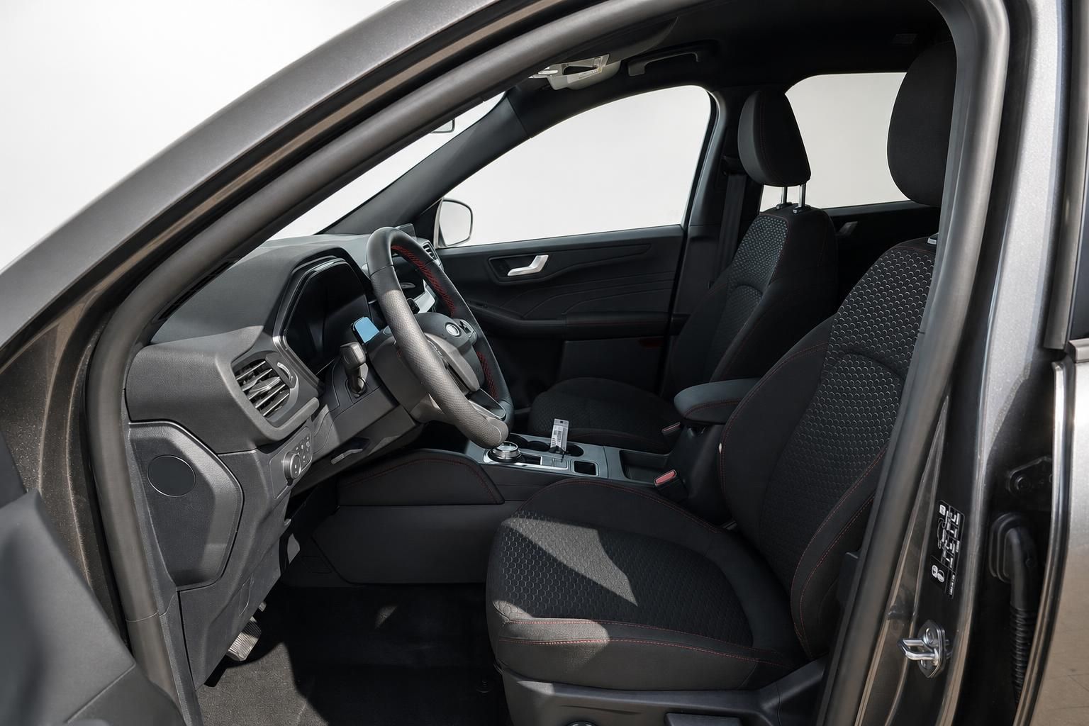 Ford Kuga Innenraum mit Sportsitzen und roten Kontrastnaehten