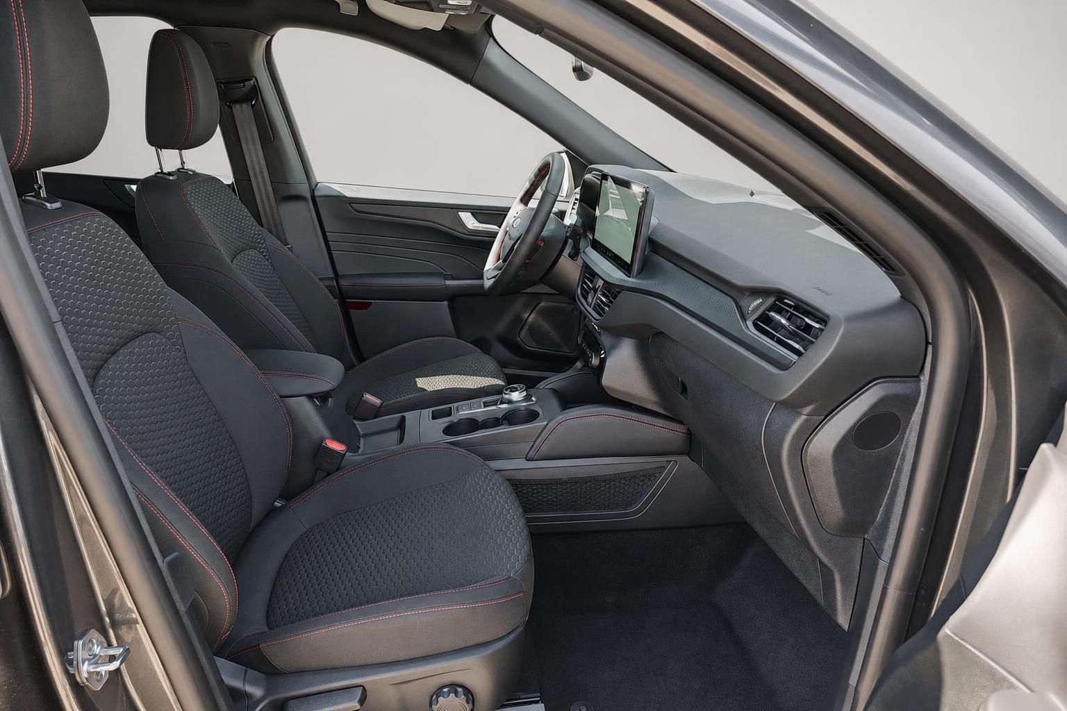 Ford Kuga Cockpit mit Lenkrad und Touchscreen-Display