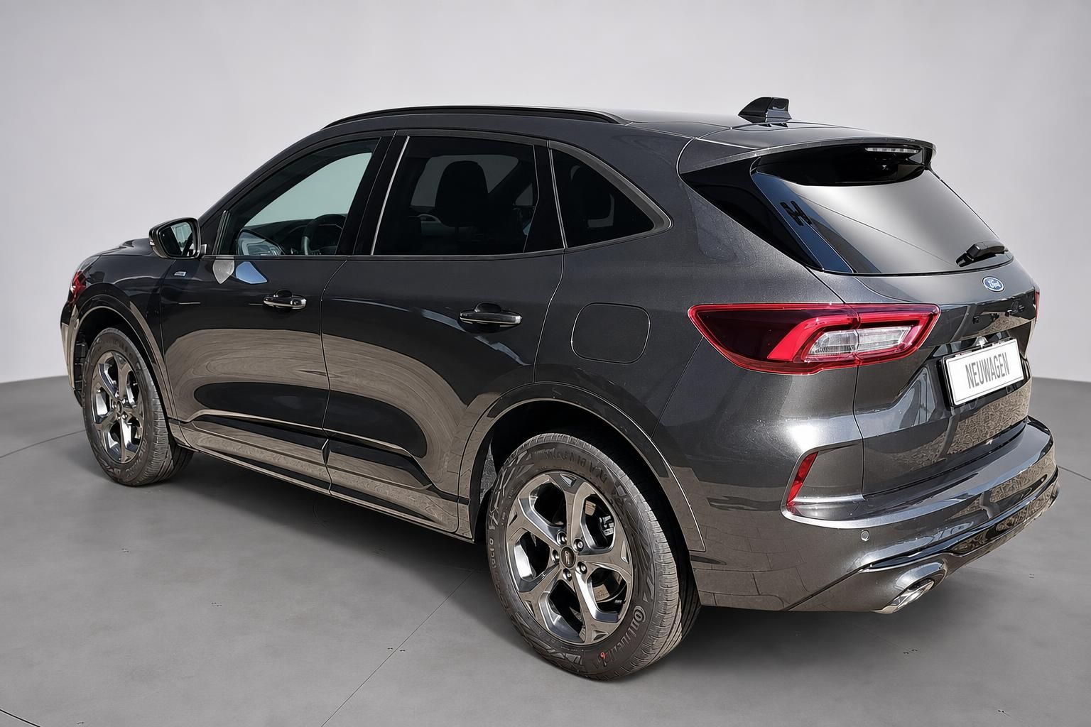 Ford Kuga grau Heckansicht Neuwagen mit LED-Rückleuchten