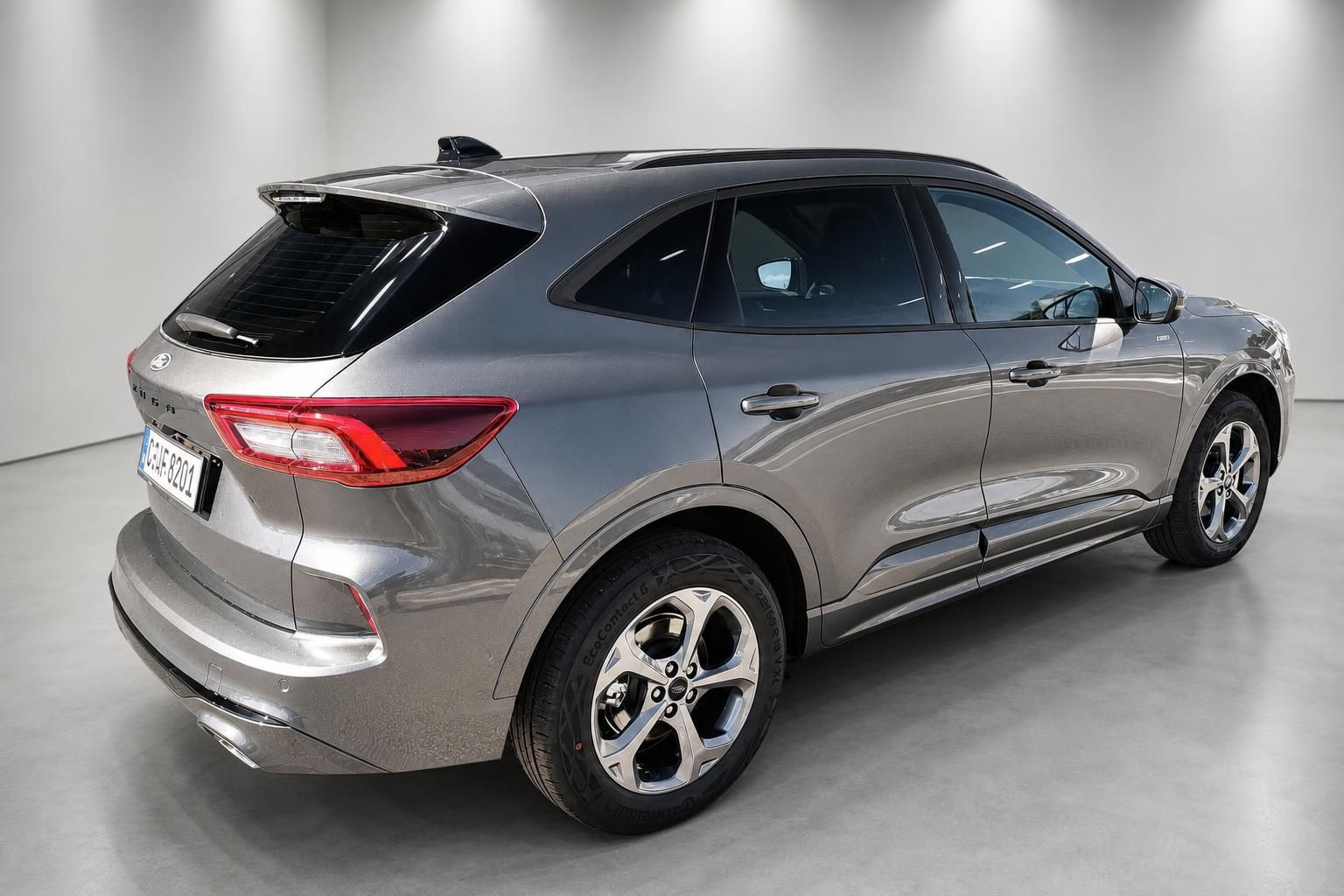 Ford Kuga Seiten-Heckansicht grau metallic mit Alufelgen