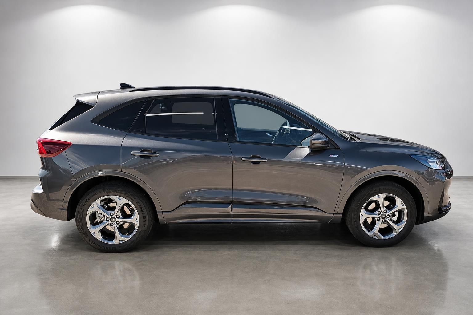 Ford Kuga Seitenansicht in Grau mit sportlichen Felgen