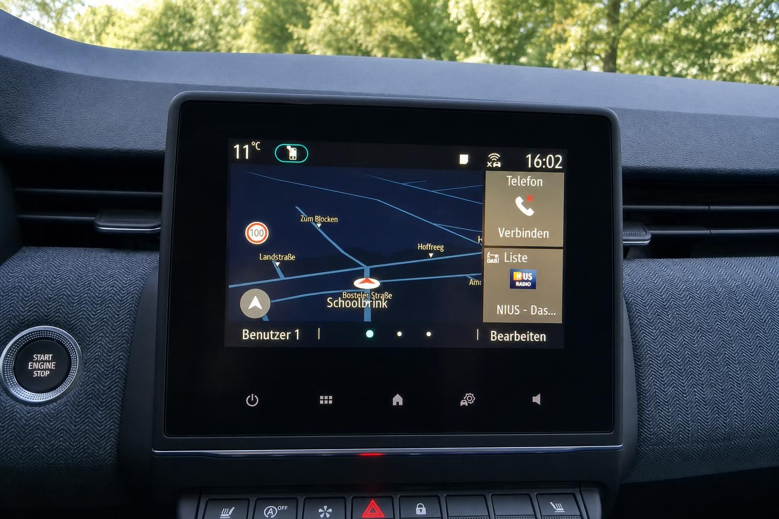 Renault Navigationsystem Display mit Kartendarstellung und Telefonfunktion im Fahrzeug-Infotainment