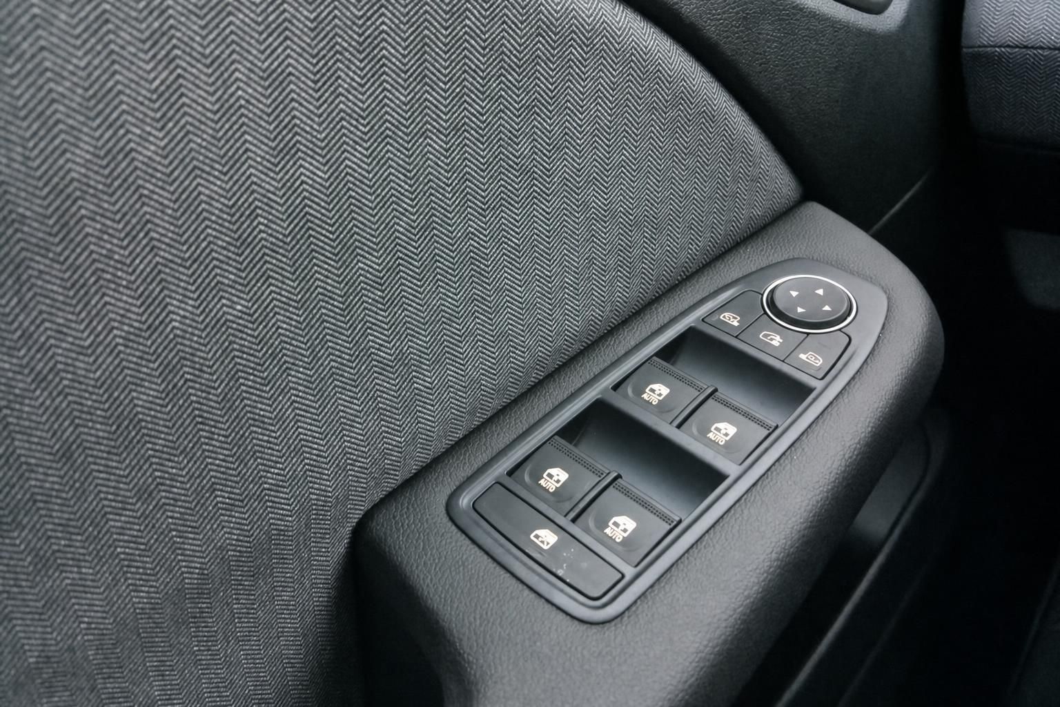 Renault Fahrzeug Fensterheber-Bedienfeld mit elektrischen Fensterheber-Schaltern in der Fahrertür
