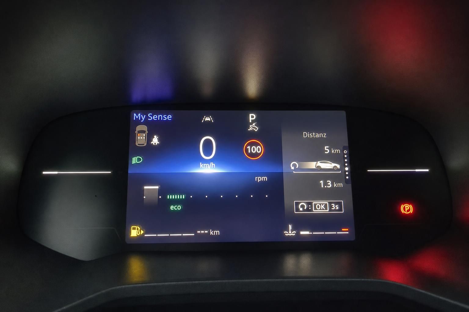 Digitales Kombiinstrument mit My Sense Display zeigt Geschwindigkeit und Fahrzeugdaten an