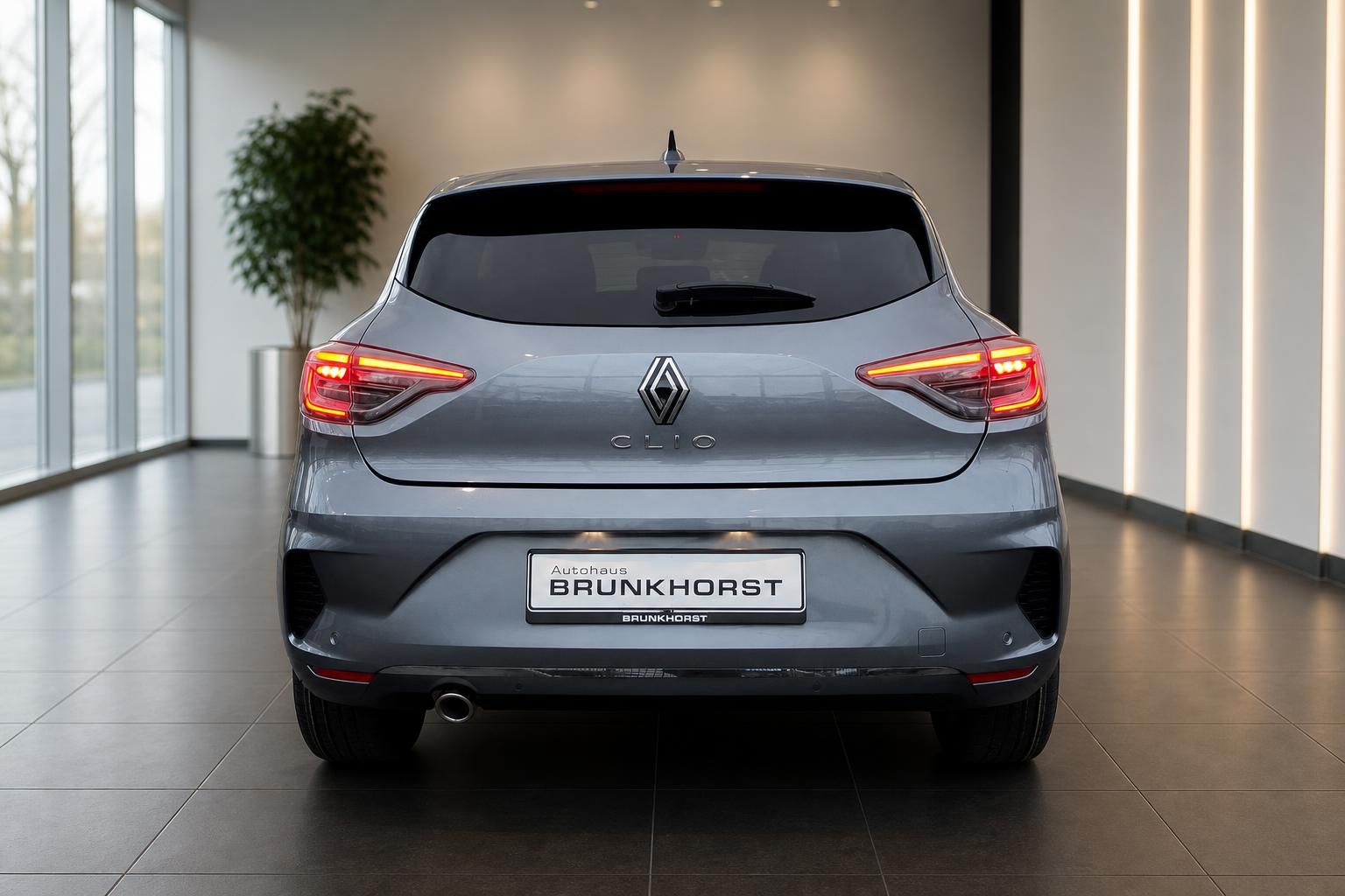 Renault Clio grau Heckansicht mit LED-Rücklichtern und Autohaus Brunkhorst Kennzeichen
