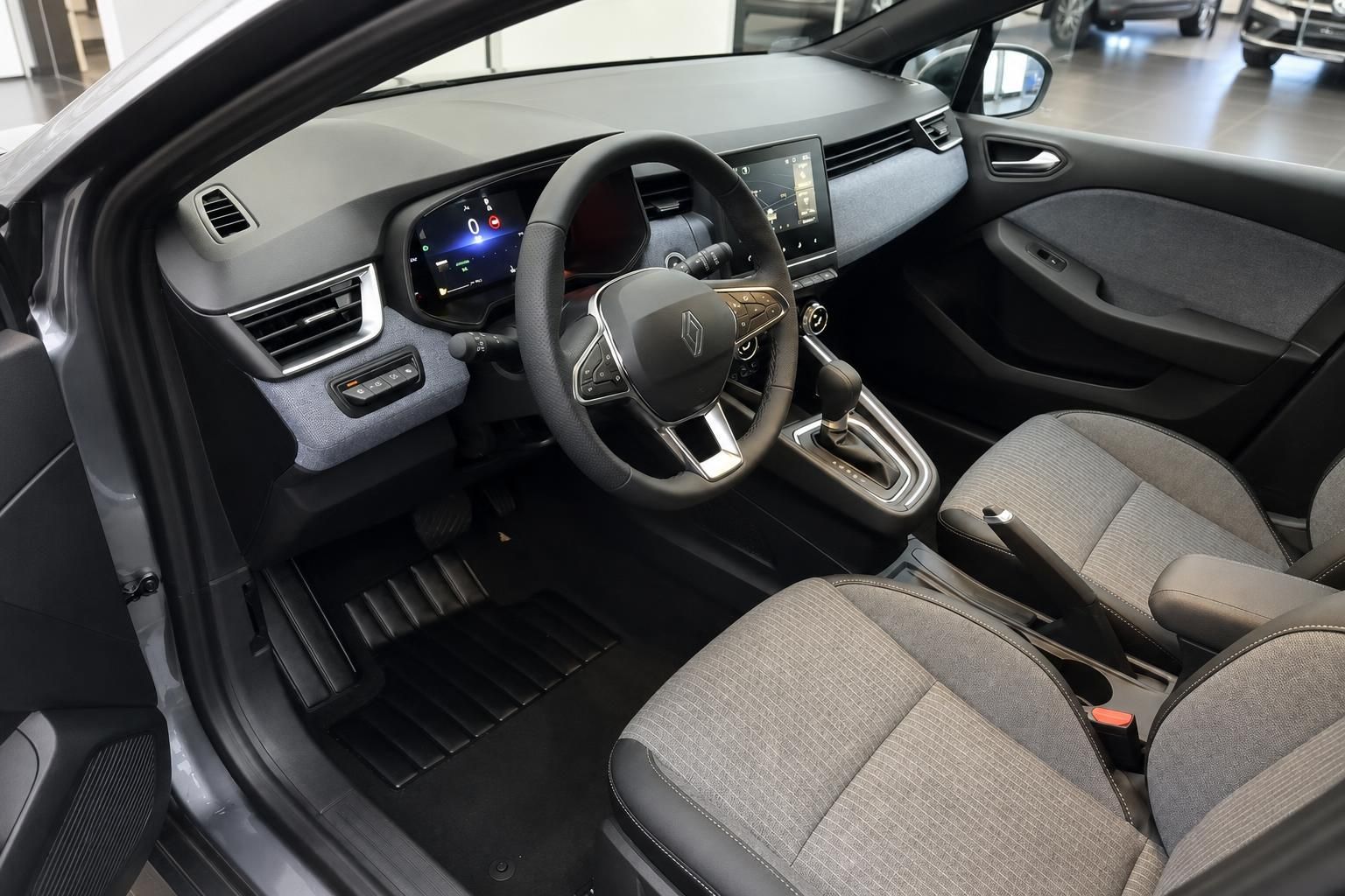 Renault Clio Fahrerplatz mit digitalem Cockpit, Mittelkonsole und Stoffsitzen grau
