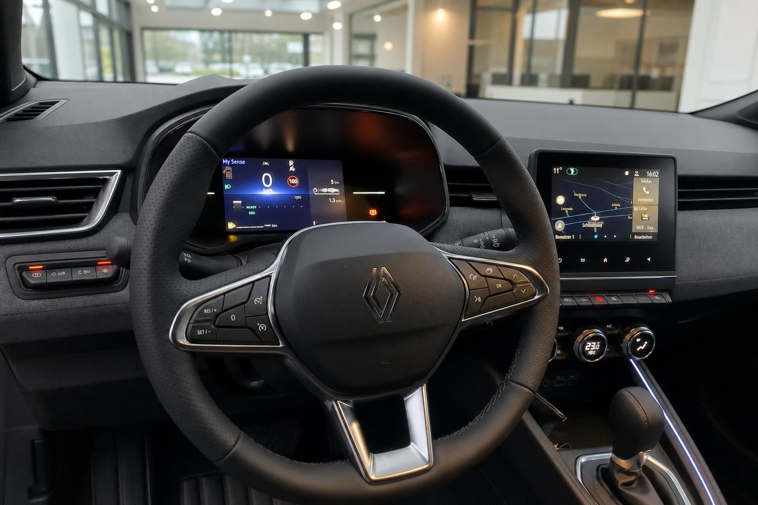 Renault Fahrzeug Cockpit mit digitalem Kombiinstrument und Infotainment-Display im modernen Innenraum