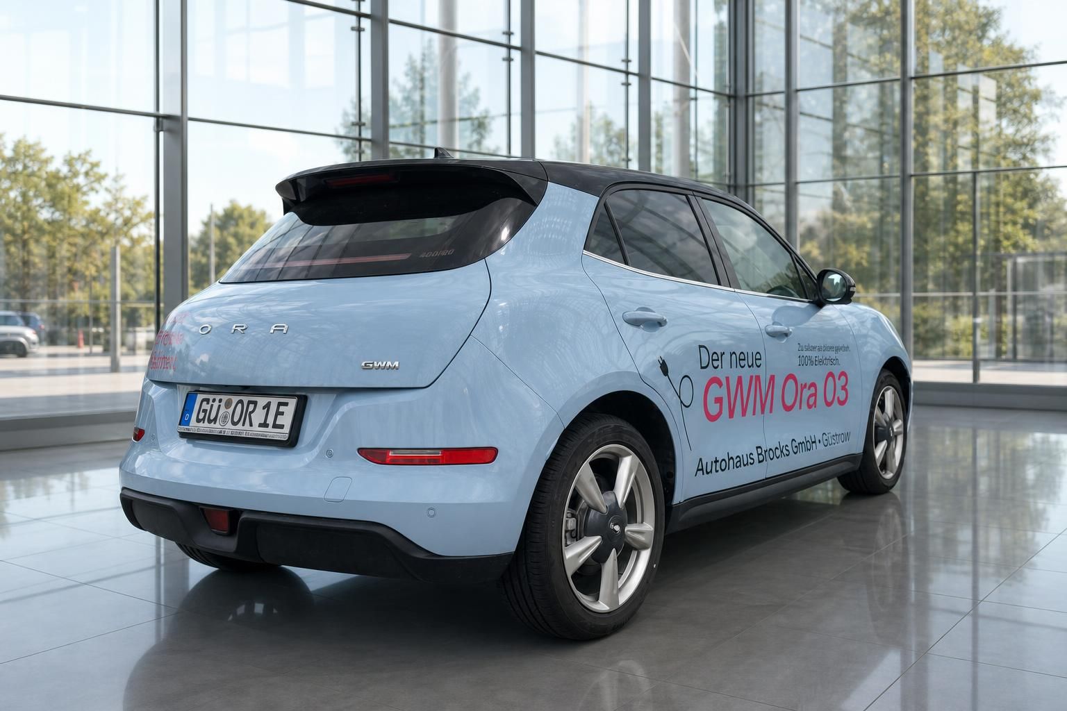 GWM Ora 03 hellblau Heckansicht Elektrofahrzeug bei Brocks