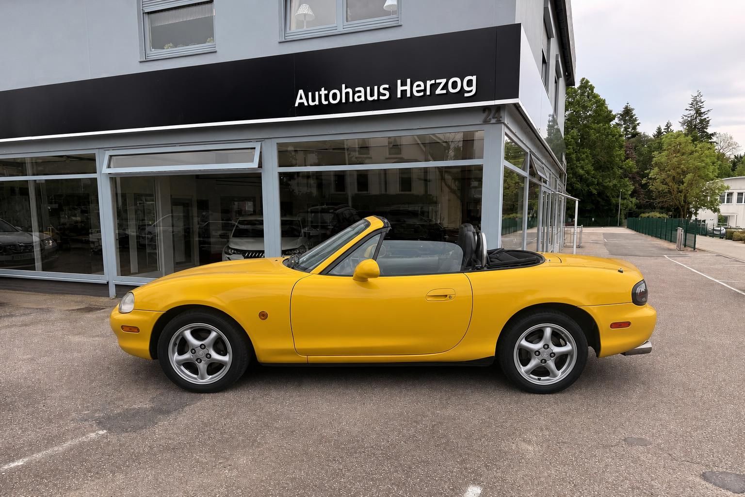 Gelber Mazda MX-5 Roadster Seitenansicht Profil - Cabrio Sportwagen Gebrauchtwagen Verkauf