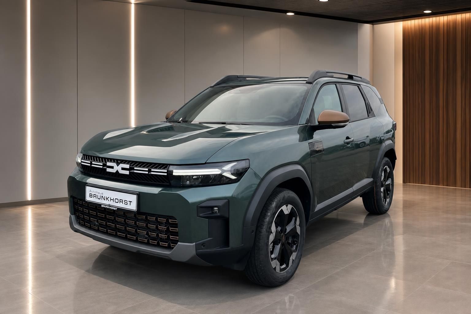 Dacia SUV in grün-grau Frontansicht mit Dachträger im modernen Autohaus Showroom