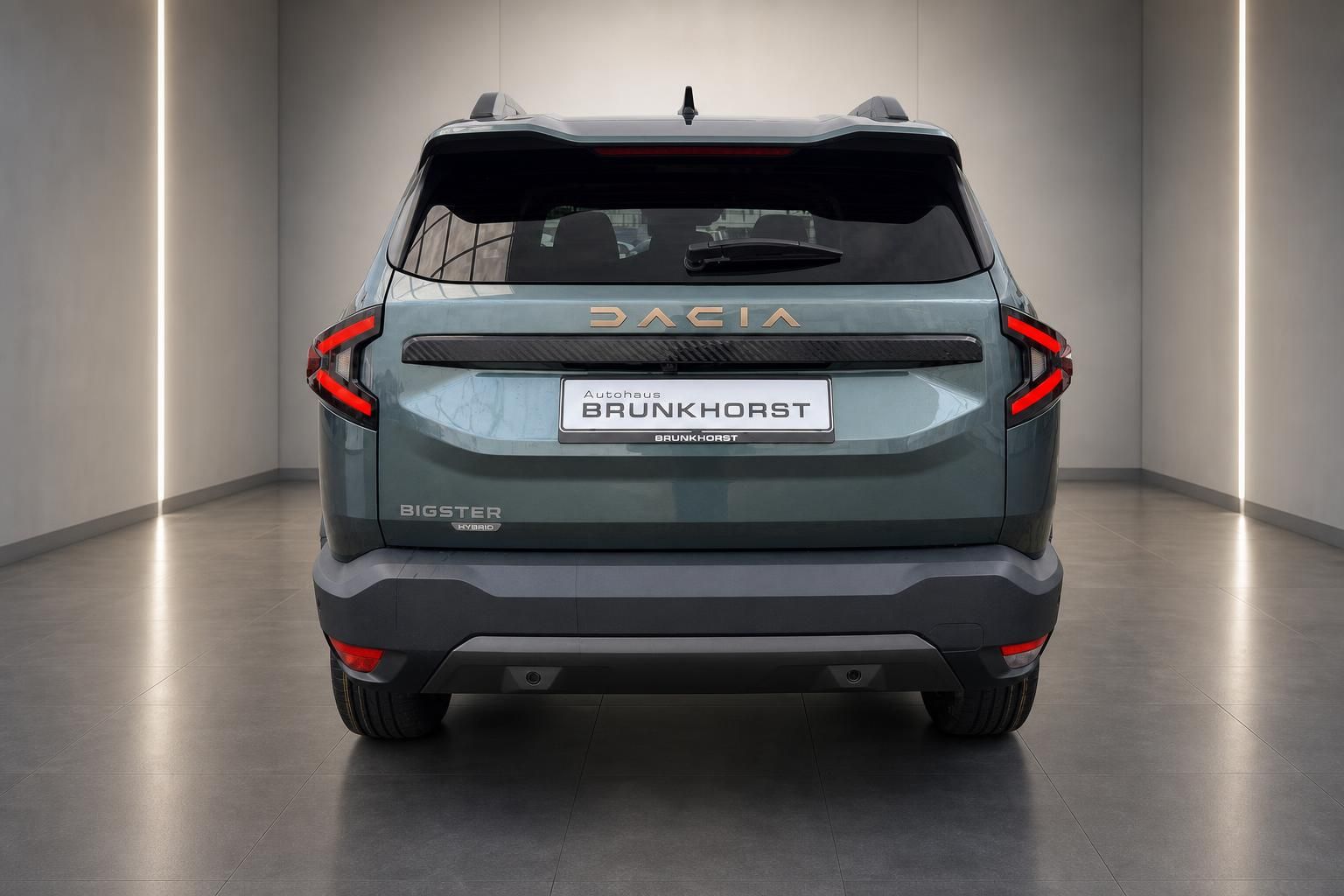 Dacia Bigster Hybrid SUV Heckansicht in grau-grün im Autohaus Brunkhorst Showroom