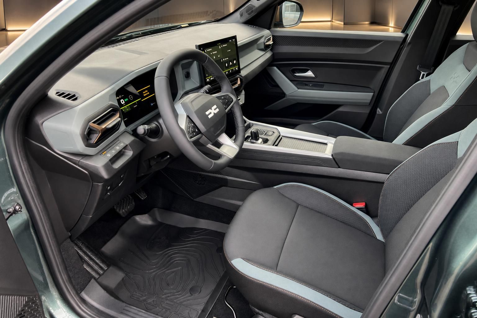 Dacia SUV Interieur Fahrer- und Beifahrersitz mit digitalem Armaturenbrett und Mittelkonsole