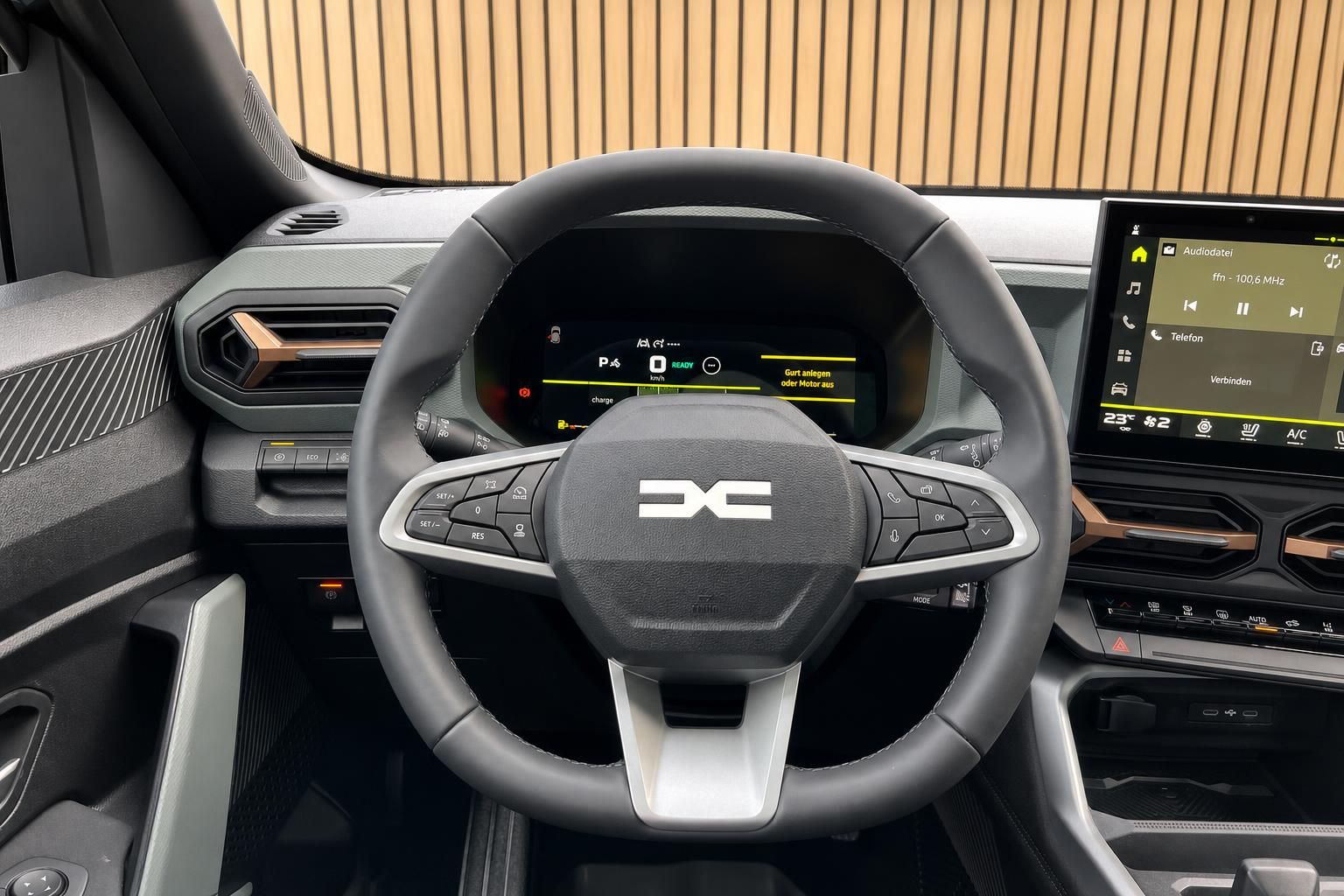 Modernes Fahrzeug-Cockpit mit digitalem Display und Lenkrad - Innenraumausstattung