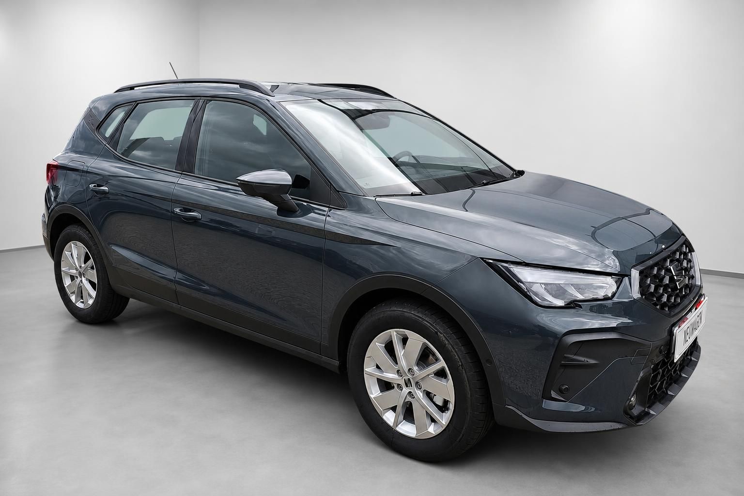 SEAT Arona dunkelgrau, Seitenansicht schräg vorne, Neuwagen