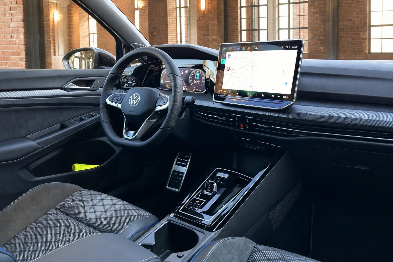 VW Innenraum mit Lenkrad, Cockpit und Infotainment-Touchscreen