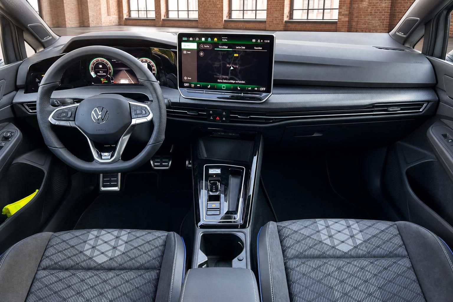 VW Innenraum Frontansicht mit Lenkrad, Sitzen und Navigationssystem