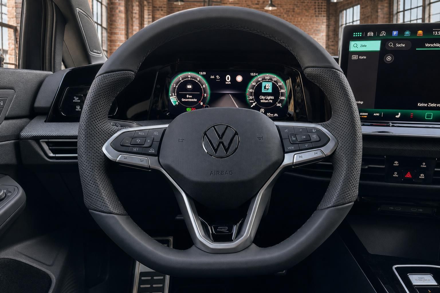 VW R Lenkrad mit digitalem Kombiinstrument und Infotainmentdisplay