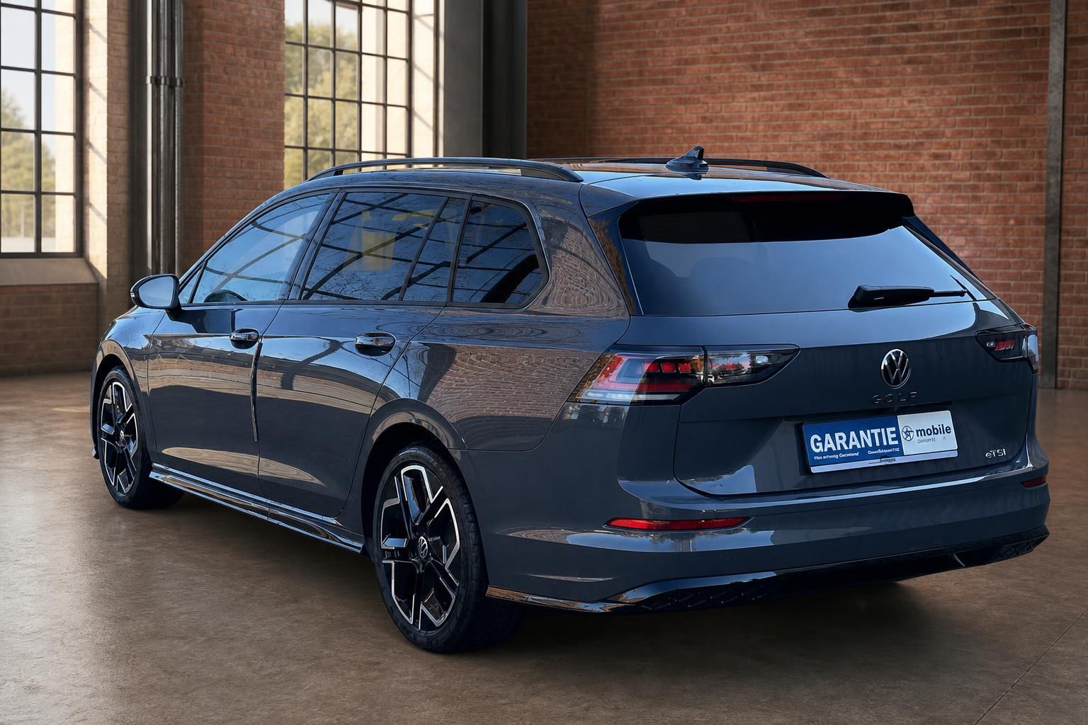 VW Golf Variant eTSI blau Heckansicht schraeg mit Alufelgen