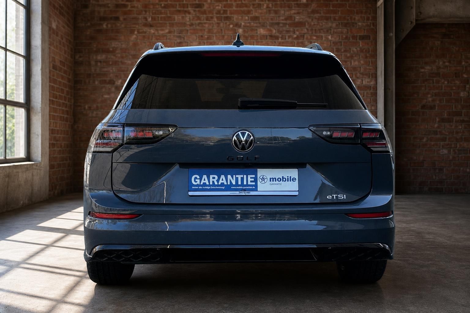 VW Golf Variant blau Heckansicht direkt mit Kennzeichenhalter