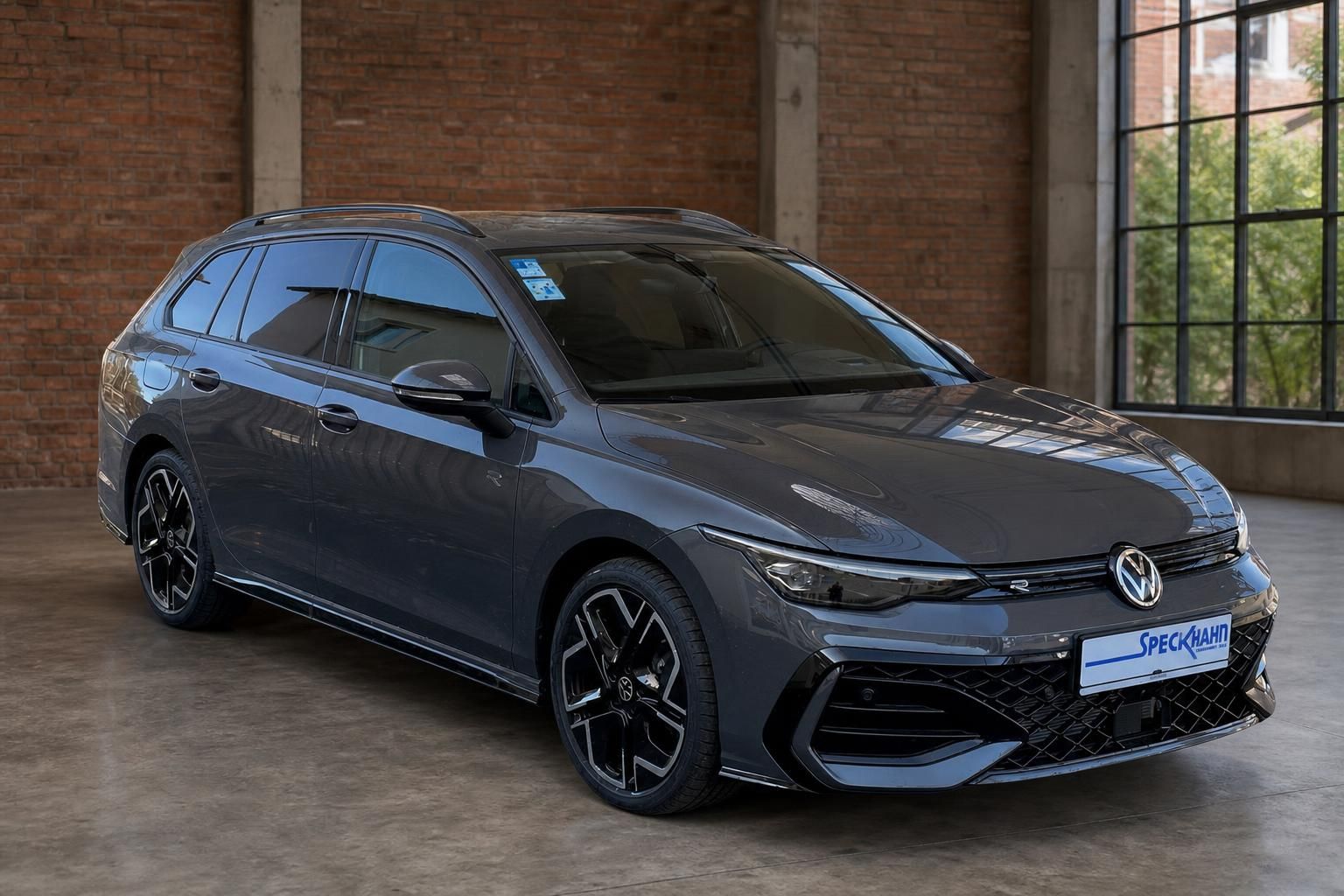 VW Golf Variant R grau Frontansicht schraeg am Fenster