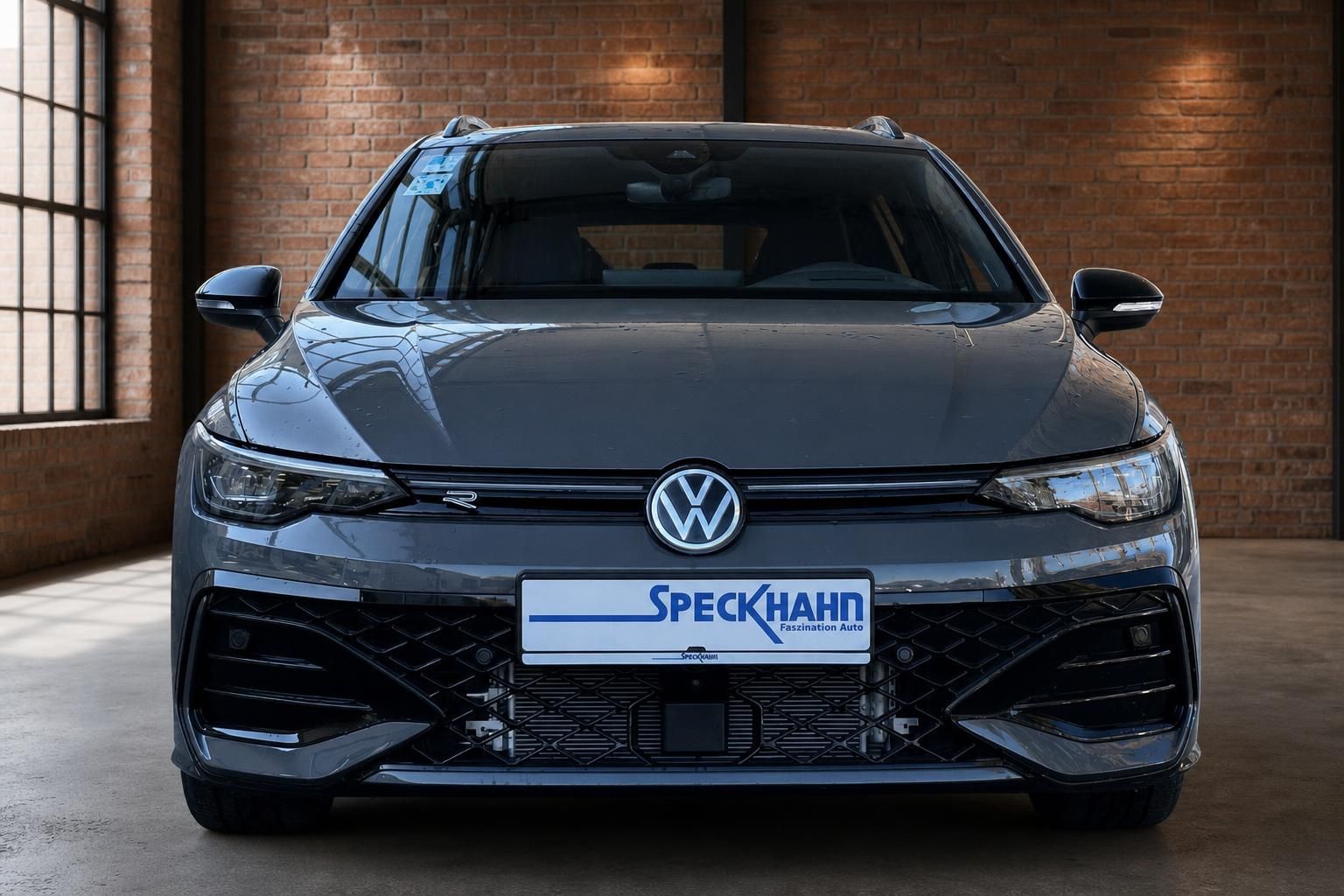 VW Golf R Frontansicht in grau mit Kennzeichenhalter Speckhahn