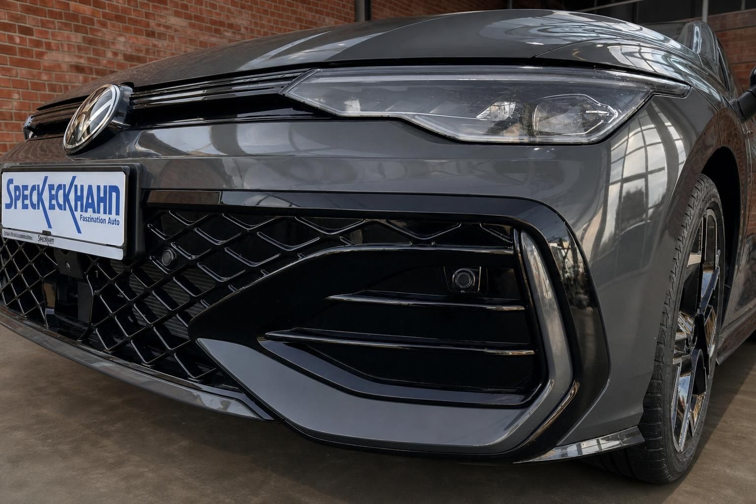 VW Golf R Frontstoßstange Detail mit Scheinwerfer und Kühlergrill