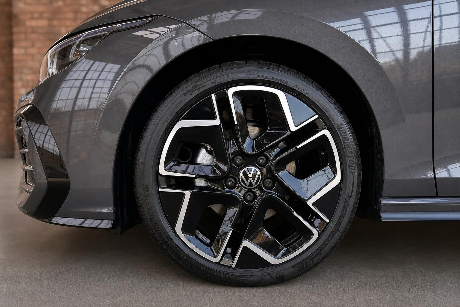 VW Golf R Detailansicht Felge und Bremssattel vorne