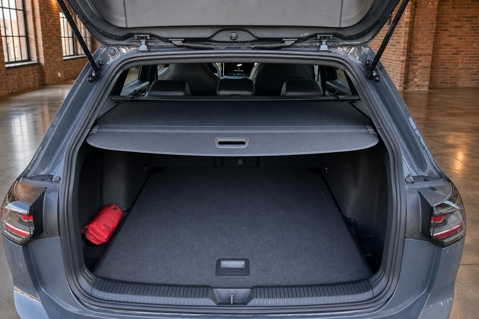 VW Kombi Kofferraum mit Laderaumabdeckung geöffnet