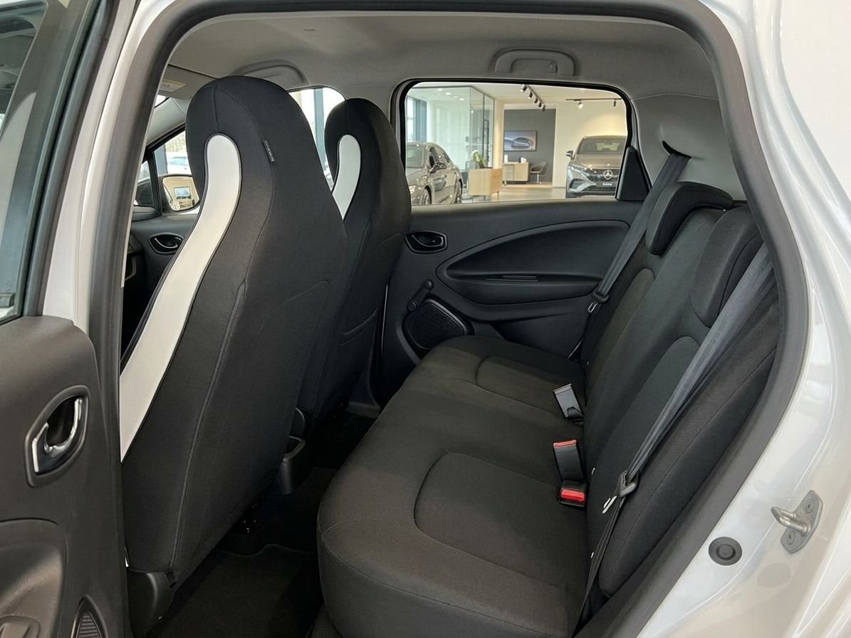 Fahrzeug Rücksitzbank mit dunkler Polsterung und Blick nach vorne