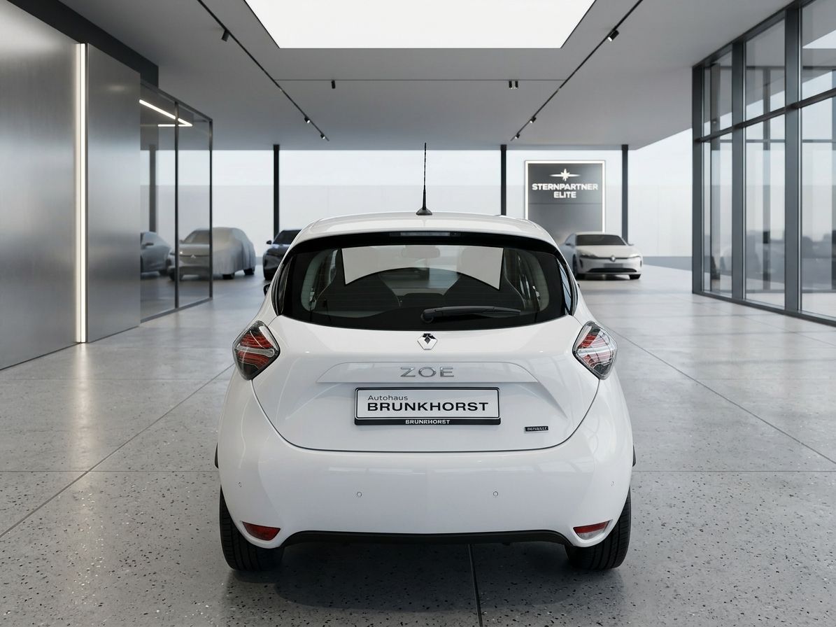 Weißer Renault ZOE Elektroauto Heckansicht im Autohaus mit Kennzeichen und Rücklichtern