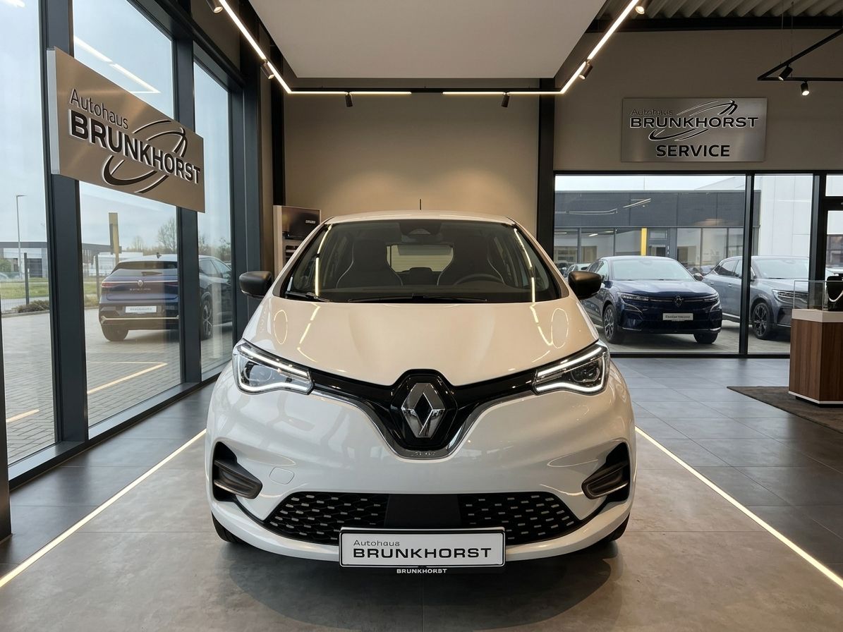 Weißer Renault ZOE Frontansicht im Autohaus Brunkhorst Showroom mit LED-Scheinwerfern