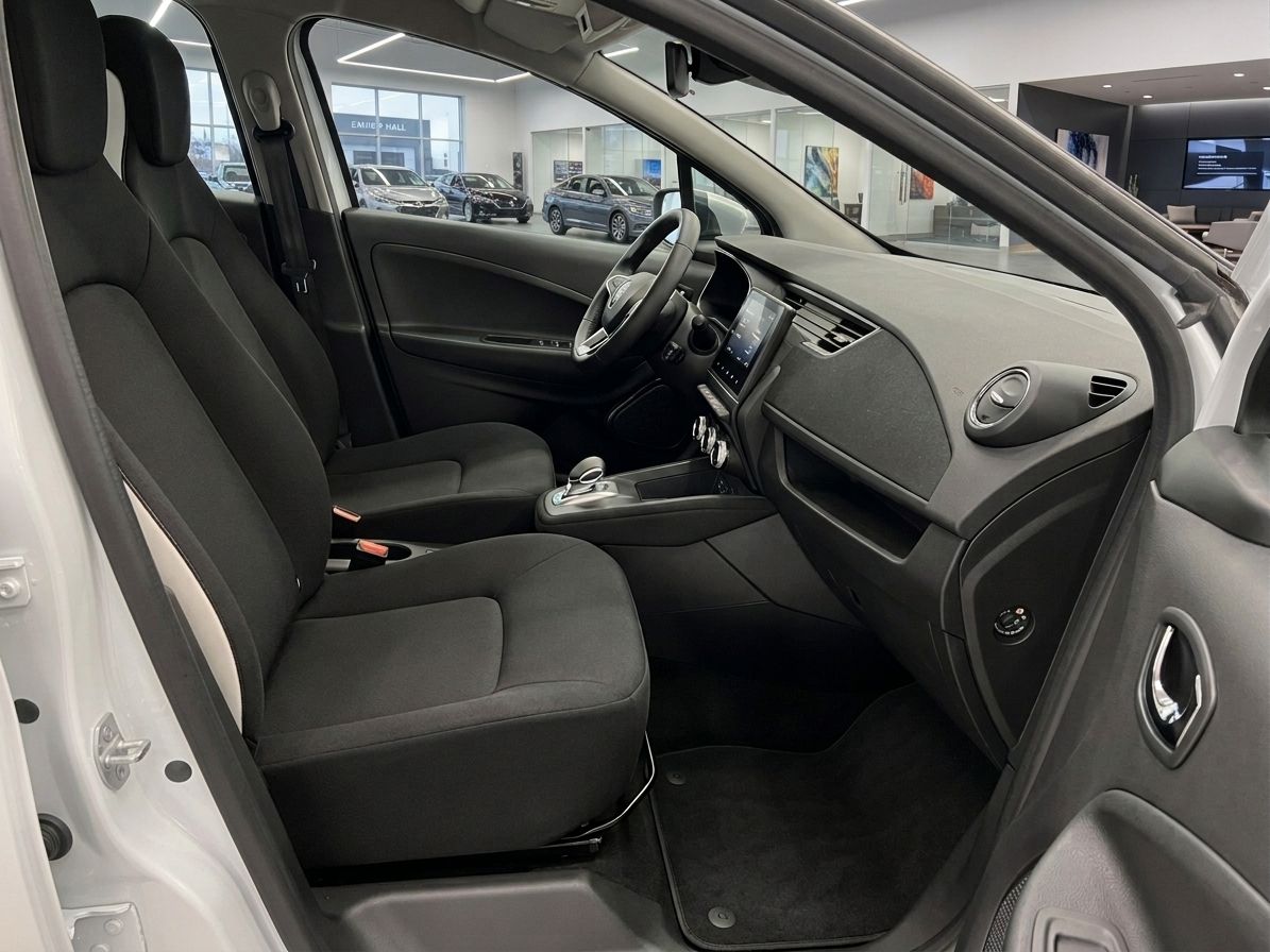 Fahrzeug Innenraum mit Fahrer- und Beifahrersitz in grauer Ausstattung