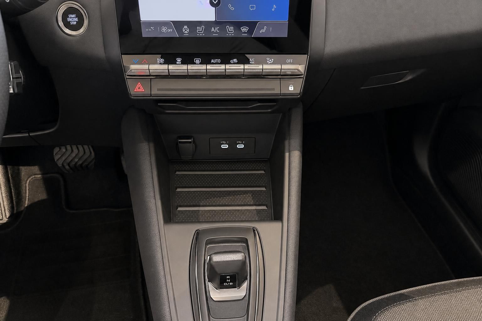 Mittelkonsole mit Automatikwählhebel und USB-Anschlüssen im Innenraum