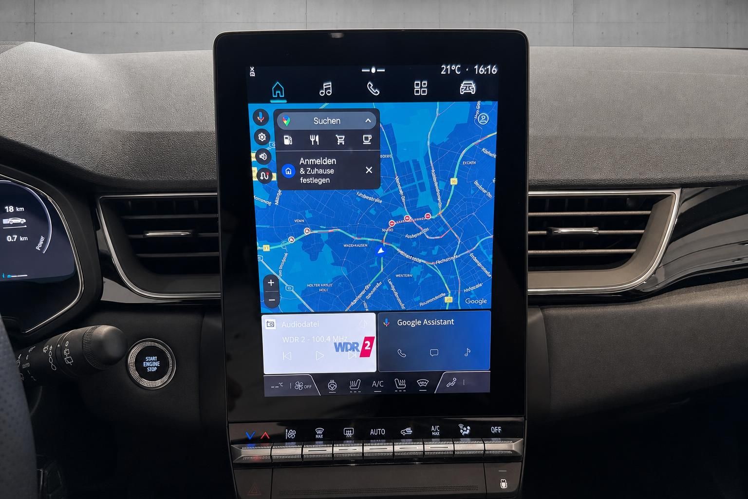 Infotainment-Display mit Navigationskarte im Fahrzeug-Cockpit