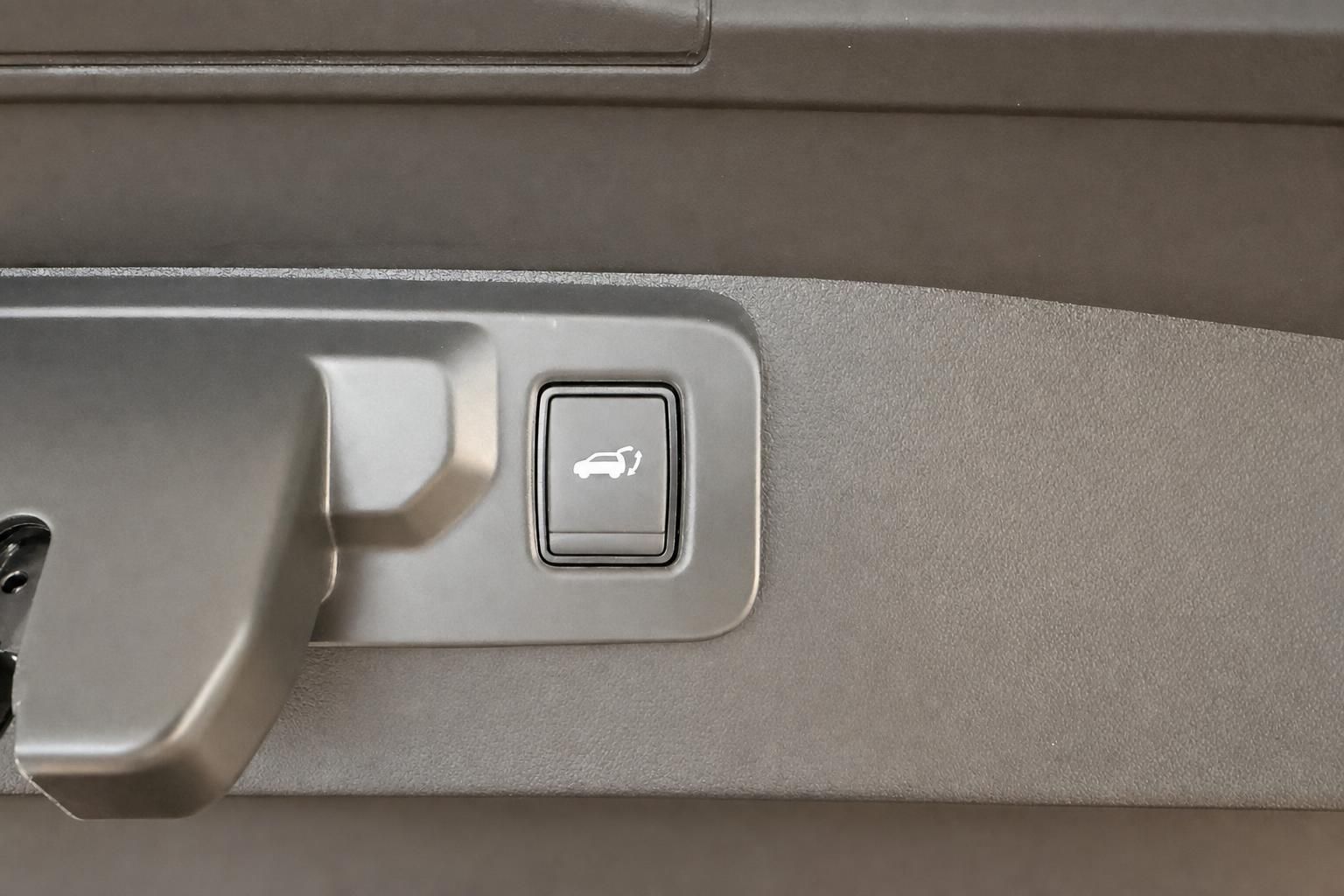 Taste für elektrische Heckklappenbedienung im Kofferraum des Fahrzeugs