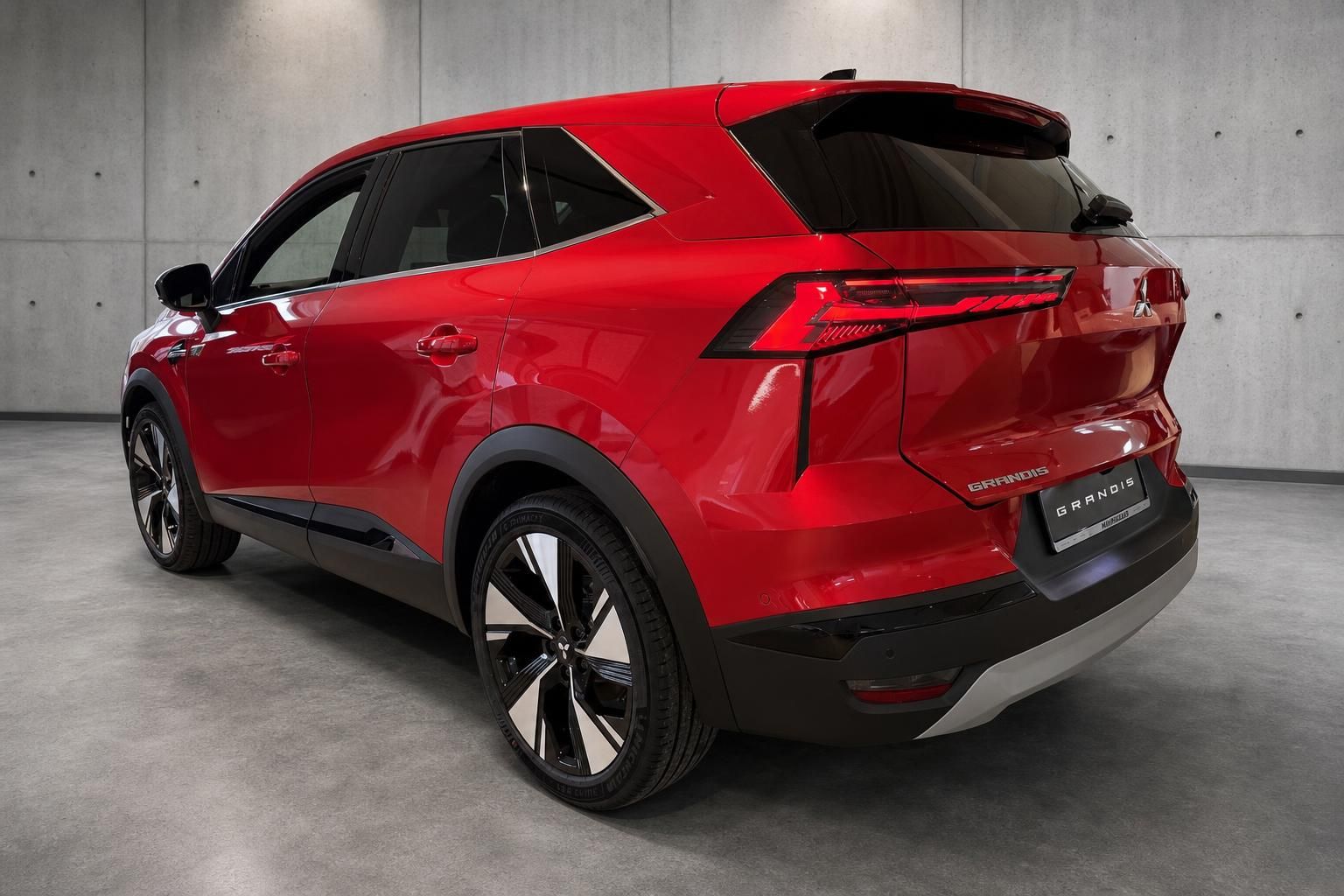 Mitsubishi Grandis in Rot, Heckansicht seitlich mit Felgen im Detail