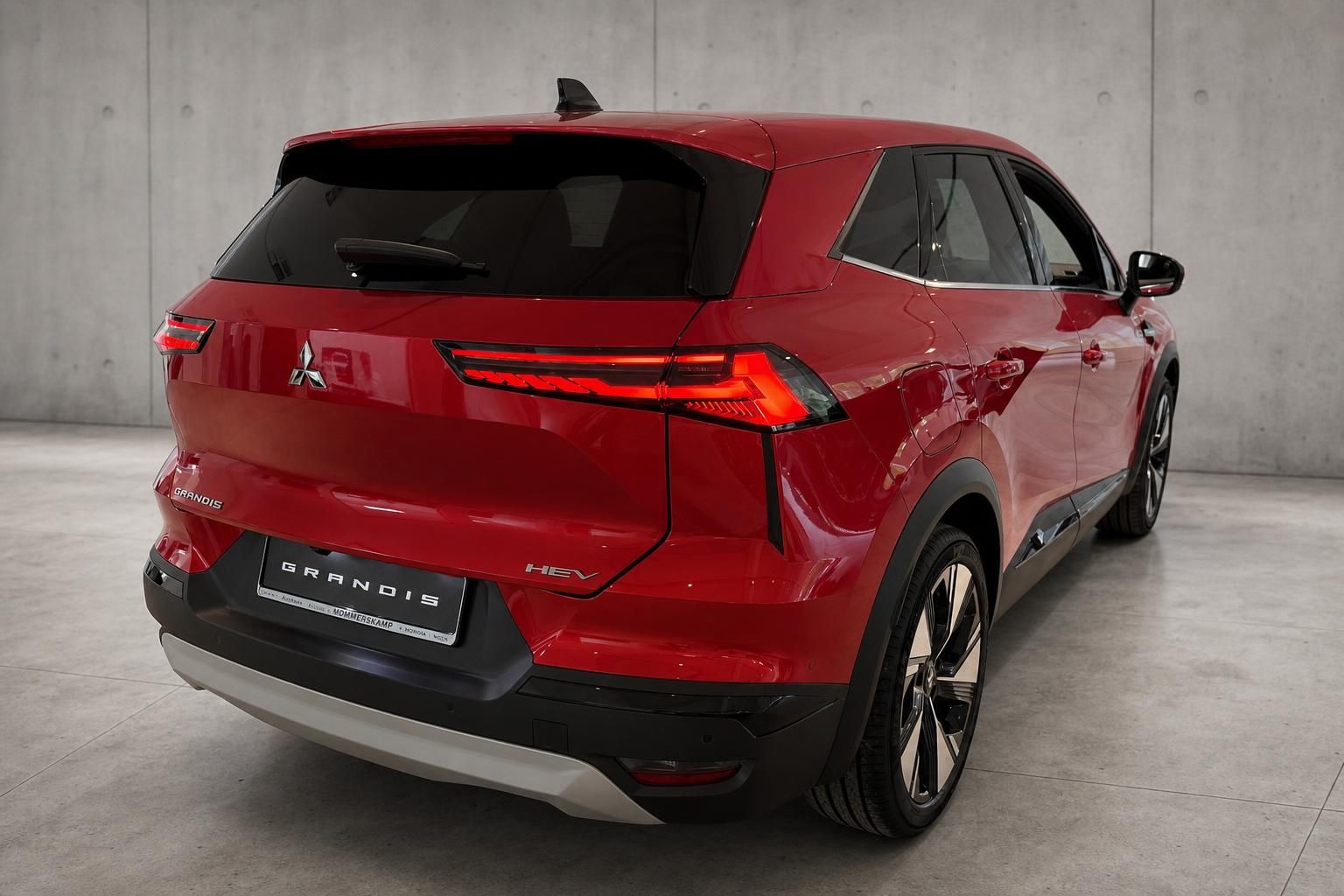 Mitsubishi Grandis HEV in Rot, Heckansicht mit Rückleuchten im Detail
