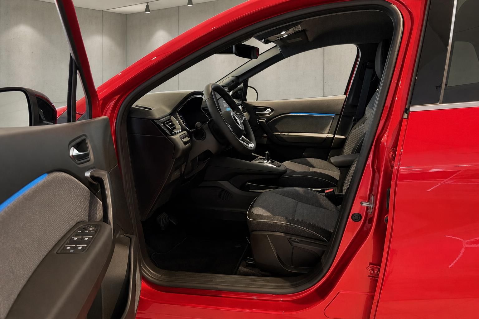 Innenraum des Mitsubishi Grandis mit Blick auf Cockpit und Vordersitze