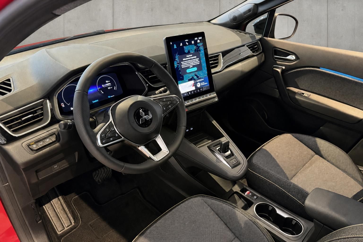 Mitsubishi Cockpit mit Lenkrad und Touchscreen Infotainment im Innenraum