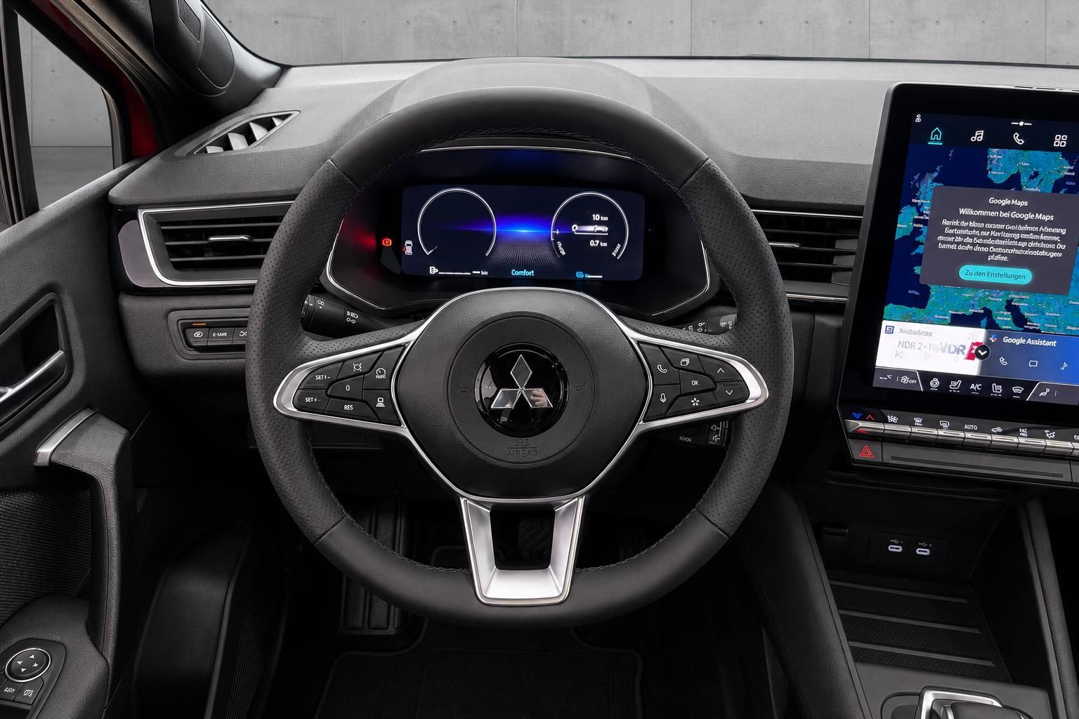 Nahaufnahme Mitsubishi Lenkrad mit Bedienelementen und Infotainment-Bildschirm