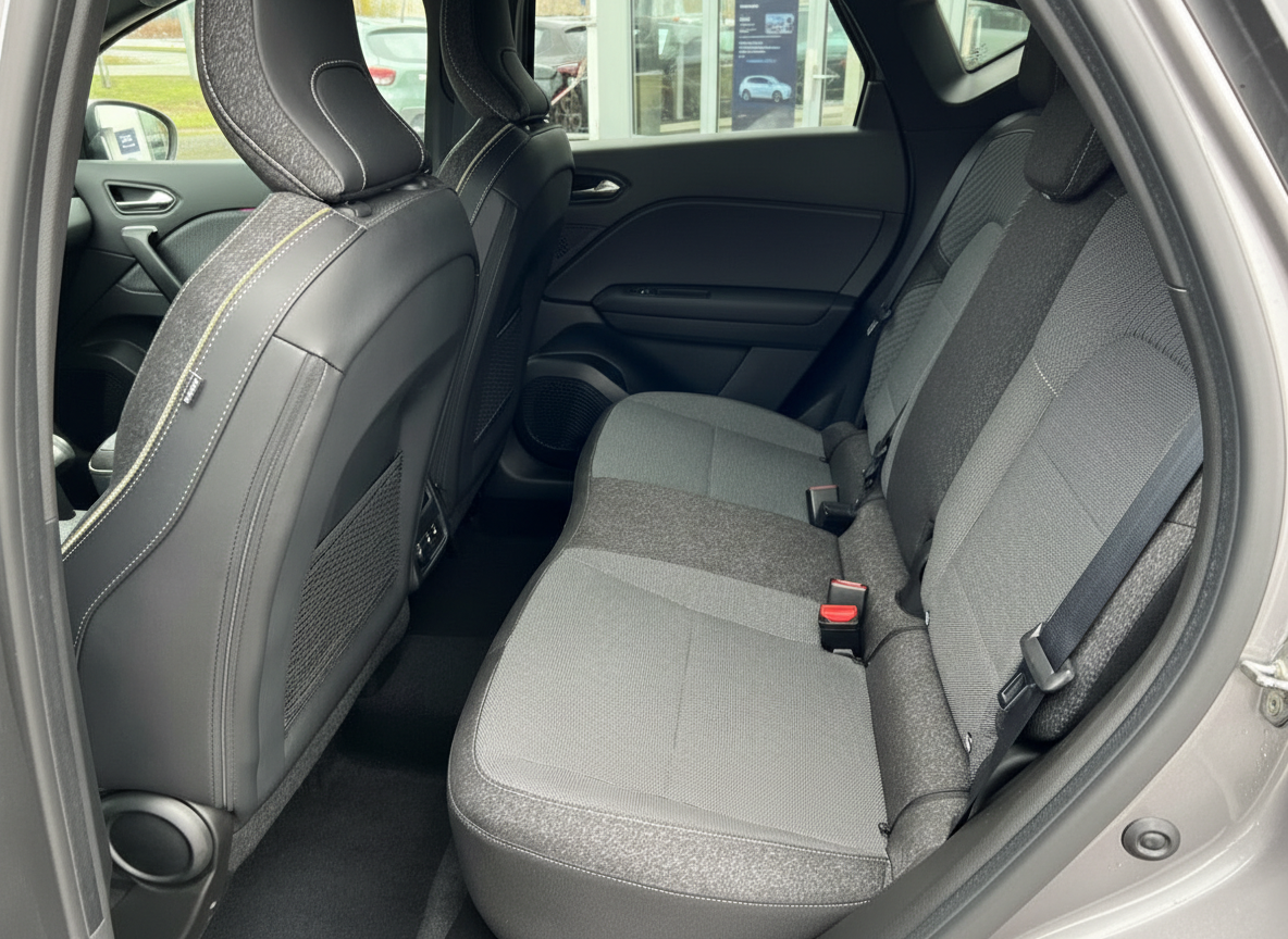 Fahrzeug Innenraum Rücksitzbank grau mit Sicherheitsgurten und schwarzen Vordersitzen