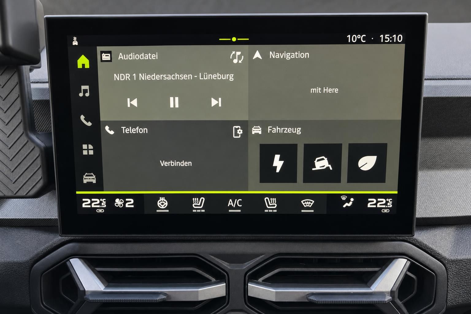 Touchscreen-Display mit Navigationssystem und Klimasteuerung im Fahrzeuginnenraum