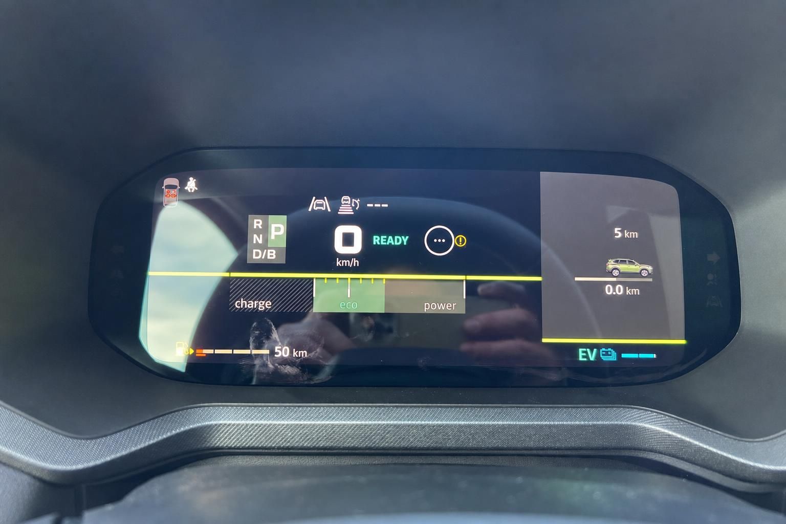Digitales Fahrzeug-Cockpit mit Elektroauto-Anzeige und Ladestand-Information im modernen Auto-Display